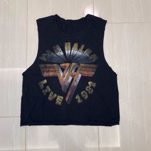 sleeveless t-shirt